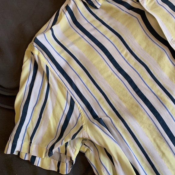 LIKE NEW! MENS DRESS SHIRT! So comfy - Picture 5 of 6